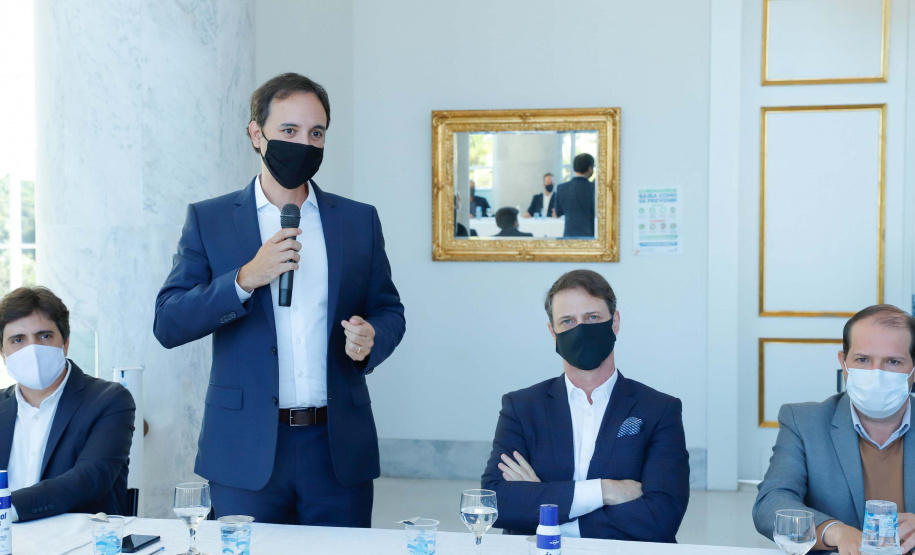 O convênio com a Pacaembu Construtora, empresa com sede em São Paulo, prevê investimentos de R$ 540 milhões. O acordo foi assinado nesta quarta-feira (5), em cerimônia no Palácio Iguaçu, pelo governador Carlos Massa Ratinho Junior, o presidente da Cohapar, Jorge Lange, prefeitos e representantes da empresa. A expectativa é que as casas fiquem prontas no primeiro semestre de 2022.