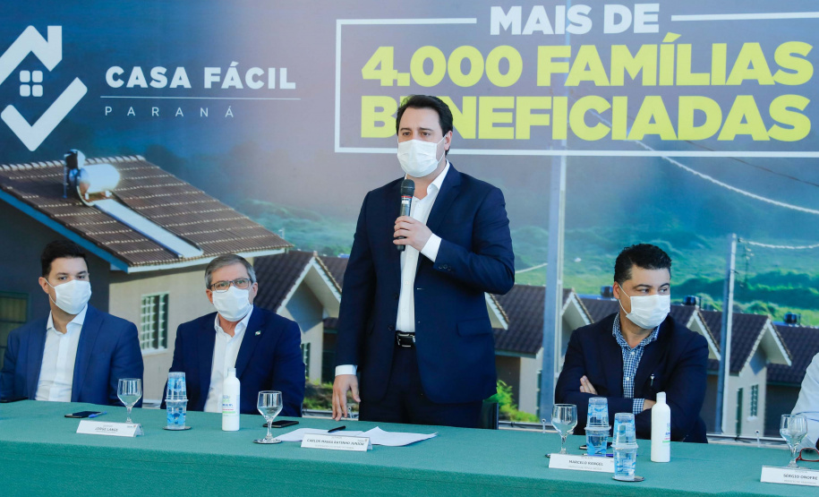 O convênio com a Pacaembu Construtora, empresa com sede em São Paulo, prevê investimentos de R$ 540 milhões. O acordo foi assinado nesta quarta-feira (5), em cerimônia no Palácio Iguaçu, pelo governador Carlos Massa Ratinho Junior, o presidente da Cohapar, Jorge Lange, prefeitos e representantes da empresa. A expectativa é que as casas fiquem prontas no primeiro semestre de 2022.