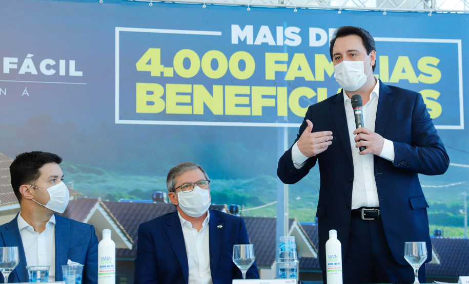 O convênio com a Pacaembu Construtora, empresa com sede em São Paulo, prevê investimentos de R$ 540 milhões. O acordo foi assinado nesta quarta-feira (5), em cerimônia no Palácio Iguaçu, pelo governador Carlos Massa Ratinho Junior, o presidente da Cohapar, Jorge Lange, prefeitos e representantes da empresa. A expectativa é que as casas fiquem prontas no primeiro semestre de 2022.