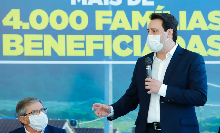 O convênio com a Pacaembu Construtora, empresa com sede em São Paulo, prevê investimentos de R$ 540 milhões. O acordo foi assinado nesta quarta-feira (5), em cerimônia no Palácio Iguaçu, pelo governador Carlos Massa Ratinho Junior, o presidente da Cohapar, Jorge Lange, prefeitos e representantes da empresa. A expectativa é que as casas fiquem prontas no primeiro semestre de 2022.