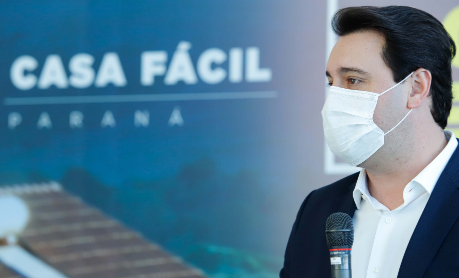 O convênio com a Pacaembu Construtora, empresa com sede em São Paulo, prevê investimentos de R$ 540 milhões. O acordo foi assinado nesta quarta-feira (5), em cerimônia no Palácio Iguaçu, pelo governador Carlos Massa Ratinho Junior, o presidente da Cohapar, Jorge Lange, prefeitos e representantes da empresa. A expectativa é que as casas fiquem prontas no primeiro semestre de 2022.