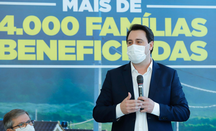 O convênio com a Pacaembu Construtora, empresa com sede em São Paulo, prevê investimentos de R$ 540 milhões. O acordo foi assinado nesta quarta-feira (5), em cerimônia no Palácio Iguaçu, pelo governador Carlos Massa Ratinho Junior, o presidente da Cohapar, Jorge Lange, prefeitos e representantes da empresa. A expectativa é que as casas fiquem prontas no primeiro semestre de 2022.