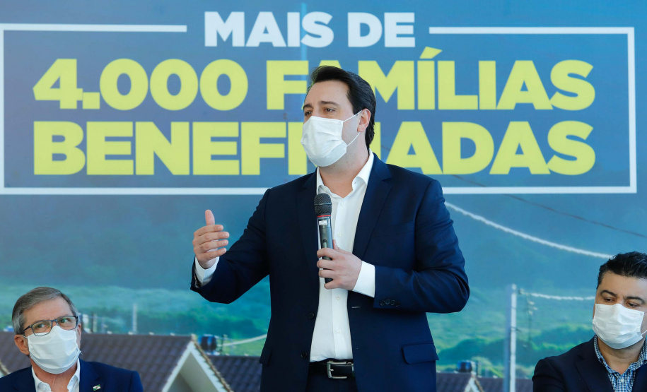 O convênio com a Pacaembu Construtora, empresa com sede em São Paulo, prevê investimentos de R$ 540 milhões. O acordo foi assinado nesta quarta-feira (5), em cerimônia no Palácio Iguaçu, pelo governador Carlos Massa Ratinho Junior, o presidente da Cohapar, Jorge Lange, prefeitos e representantes da empresa. A expectativa é que as casas fiquem prontas no primeiro semestre de 2022.