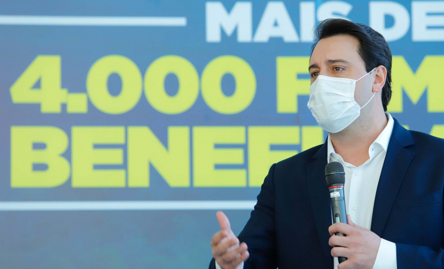 O convênio com a Pacaembu Construtora, empresa com sede em São Paulo, prevê investimentos de R$ 540 milhões. O acordo foi assinado nesta quarta-feira (5), em cerimônia no Palácio Iguaçu, pelo governador Carlos Massa Ratinho Junior, o presidente da Cohapar, Jorge Lange, prefeitos e representantes da empresa. A expectativa é que as casas fiquem prontas no primeiro semestre de 2022.