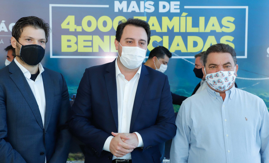 O convênio com a Pacaembu Construtora, empresa com sede em São Paulo, prevê investimentos de R$ 540 milhões. O acordo foi assinado nesta quarta-feira (5), em cerimônia no Palácio Iguaçu, pelo governador Carlos Massa Ratinho Junior, o presidente da Cohapar, Jorge Lange, prefeitos e representantes da empresa. A expectativa é que as casas fiquem prontas no primeiro semestre de 2022.