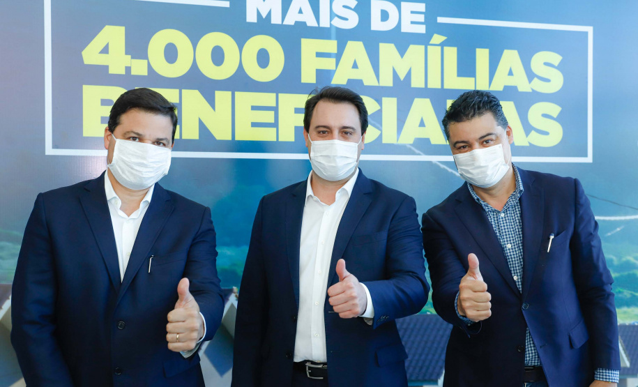 O convênio com a Pacaembu Construtora, empresa com sede em São Paulo, prevê investimentos de R$ 540 milhões. O acordo foi assinado nesta quarta-feira (5), em cerimônia no Palácio Iguaçu, pelo governador Carlos Massa Ratinho Junior, o presidente da Cohapar, Jorge Lange, prefeitos e representantes da empresa. A expectativa é que as casas fiquem prontas no primeiro semestre de 2022.