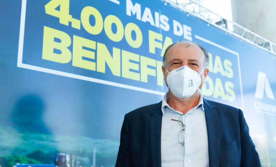 O convênio com a Pacaembu Construtora, empresa com sede em São Paulo, prevê investimentos de R$ 540 milhões. O acordo foi assinado nesta quarta-feira (5), em cerimônia no Palácio Iguaçu, pelo governador Carlos Massa Ratinho Junior, o presidente da Cohapar, Jorge Lange, prefeitos e representantes da empresa. A expectativa é que as casas fiquem prontas no primeiro semestre de 2022.