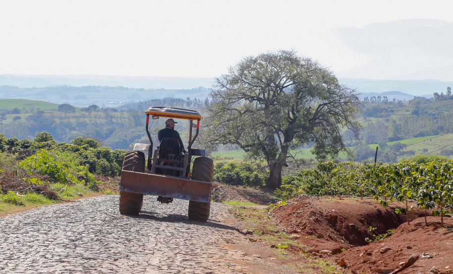 Governo renova artérias de escoamento da safra em Ivaiporã. Foto: Gilson Abreu/AEN