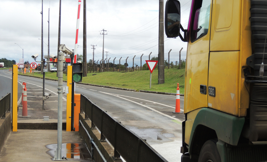 O Departamento de Estradas de Rodagem do Paraná (DER/PR) iniciou nesta quarta-feira (5) a publicação de editais de licitação para contratar empresas que irão atuar na fiscalização de todas as medidas, atividades e obrigações do encerramento dos contratos dos pedágios que compõem o atual Anel de Integração.

Foto: Jorge Woll/DER