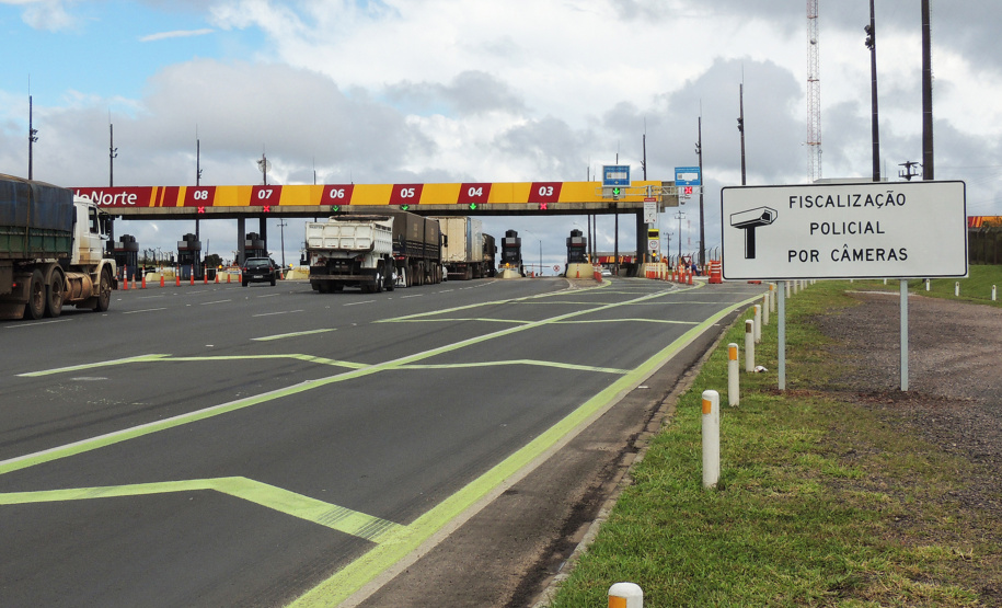 O Departamento de Estradas de Rodagem do Paraná (DER/PR) iniciou nesta quarta-feira (5) a publicação de editais de licitação para contratar empresas que irão atuar na fiscalização de todas as medidas, atividades e obrigações do encerramento dos contratos dos pedágios que compõem o atual Anel de Integração.

Foto: Jorge Woll/DER