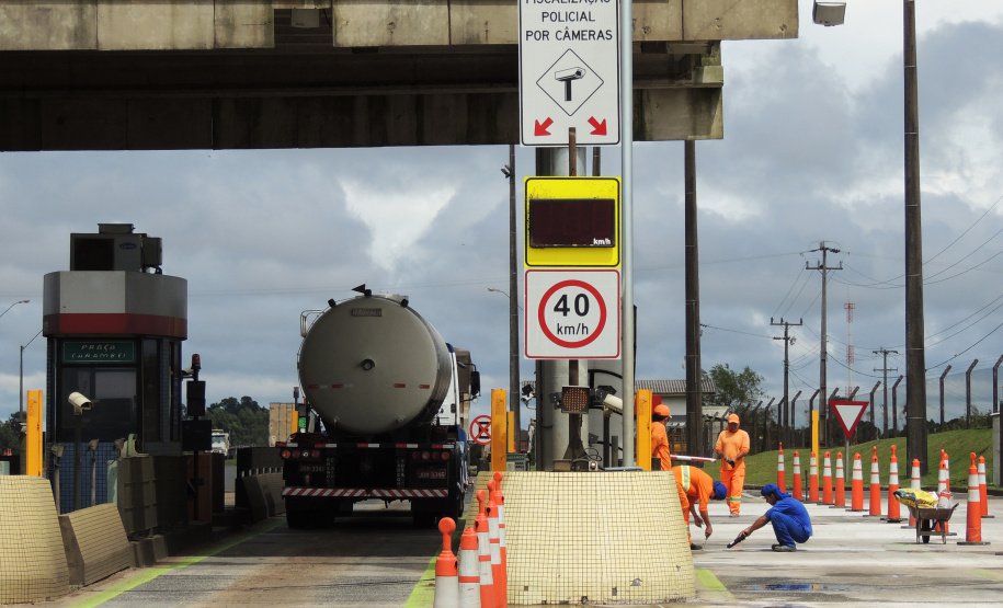 O Departamento de Estradas de Rodagem do Paraná (DER/PR) iniciou nesta quarta-feira (5) a publicação de editais de licitação para contratar empresas que irão atuar na fiscalização de todas as medidas, atividades e obrigações do encerramento dos contratos dos pedágios que compõem o atual Anel de Integração.

Foto: Jorge Woll/DER