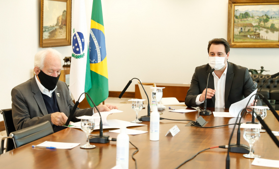 grandes empresas para apoiar os pequenos varejos a superarem a crise causada pela pandemia do novo coronavírus. Nesta quinta-feira (06), o governador Carlos Massa Ratinho Junior participou de uma videoconferência com executivos das companhias envolvidas no projeto. A proposta do Movimento Nós é contribuir com a retomada de 21 mil estabelecimentos comerciais do Estado, que empregam cerca de 65 mil pessoas.