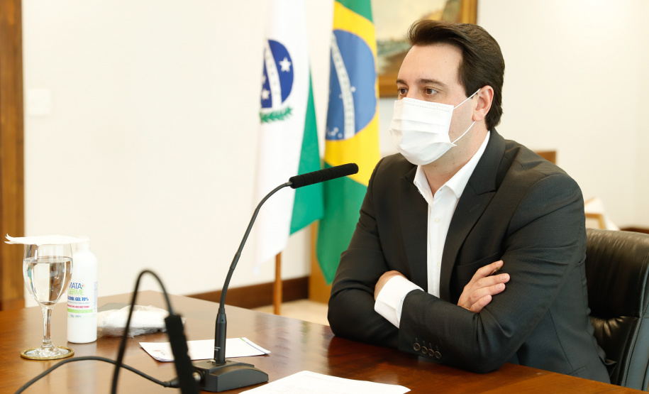 grandes empresas para apoiar os pequenos varejos a superarem a crise causada pela pandemia do novo coronavírus. Nesta quinta-feira (06), o governador Carlos Massa Ratinho Junior participou de uma videoconferência com executivos das companhias envolvidas no projeto. A proposta do Movimento Nós é contribuir com a retomada de 21 mil estabelecimentos comerciais do Estado, que empregam cerca de 65 mil pessoas.