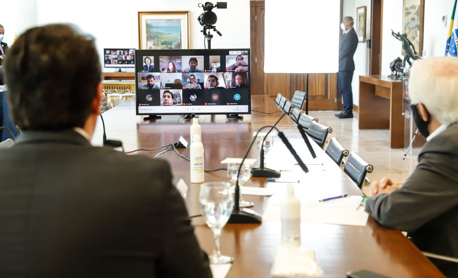 grandes empresas para apoiar os pequenos varejos a superarem a crise causada pela pandemia do novo coronavírus. Nesta quinta-feira (06), o governador Carlos Massa Ratinho Junior participou de uma videoconferência com executivos das companhias envolvidas no projeto. A proposta do Movimento Nós é contribuir com a retomada de 21 mil estabelecimentos comerciais do Estado, que empregam cerca de 65 mil pessoas.