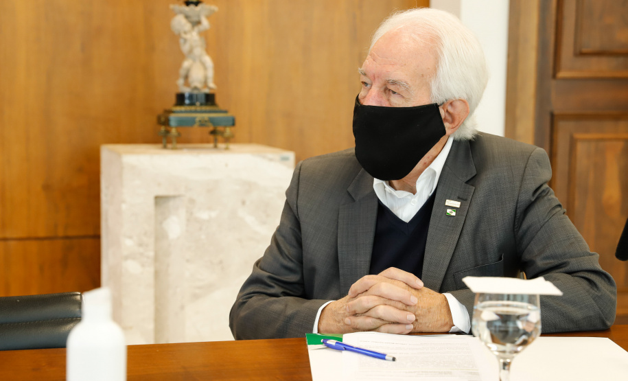 grandes empresas para apoiar os pequenos varejos a superarem a crise causada pela pandemia do novo coronavírus. Nesta quinta-feira (06), o governador Carlos Massa Ratinho Junior participou de uma videoconferência com executivos das companhias envolvidas no projeto. A proposta do Movimento Nós é contribuir com a retomada de 21 mil estabelecimentos comerciais do Estado, que empregam cerca de 65 mil pessoas.