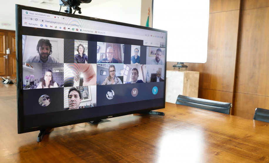 grandes empresas para apoiar os pequenos varejos a superarem a crise causada pela pandemia do novo coronavírus. Nesta quinta-feira (06), o governador Carlos Massa Ratinho Junior participou de uma videoconferência com executivos das companhias envolvidas no projeto. A proposta do Movimento Nós é contribuir com a retomada de 21 mil estabelecimentos comerciais do Estado, que empregam cerca de 65 mil pessoas.