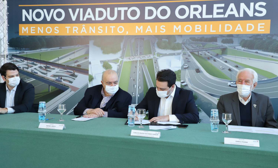 O governador Carlos Massa Ratinho Junior e o prefeito de Curitiba, Rafael Greca, assinaram nesta segunda-feira (10) um convênio para a contratação do projeto executivo para a construção de novos acessos onde hoje está localizado o Viaduto do Orleans, em Curitiba. O investimento da Secretaria de Infraestrutura e Logística é de R$ 1,2 milhão, com contrapartida de R$ 61,5 mil do município.