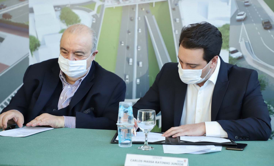 O governador Carlos Massa Ratinho Junior e o prefeito de Curitiba, Rafael Greca, assinaram nesta segunda-feira (10) um convênio para a contratação do projeto executivo para a construção de novos acessos onde hoje está localizado o Viaduto do Orleans, em Curitiba. O investimento da Secretaria de Infraestrutura e Logística é de R$ 1,2 milhão, com contrapartida de R$ 61,5 mil do município.