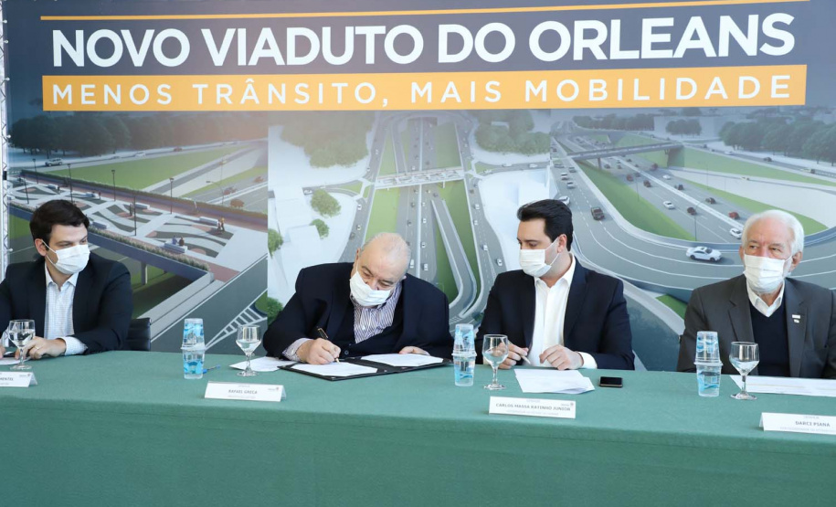 O governador Carlos Massa Ratinho Junior e o prefeito de Curitiba, Rafael Greca, assinaram nesta segunda-feira (10) um convênio para a contratação do projeto executivo para a construção de novos acessos onde hoje está localizado o Viaduto do Orleans, em Curitiba. O investimento da Secretaria de Infraestrutura e Logística é de R$ 1,2 milhão, com contrapartida de R$ 61,5 mil do município.