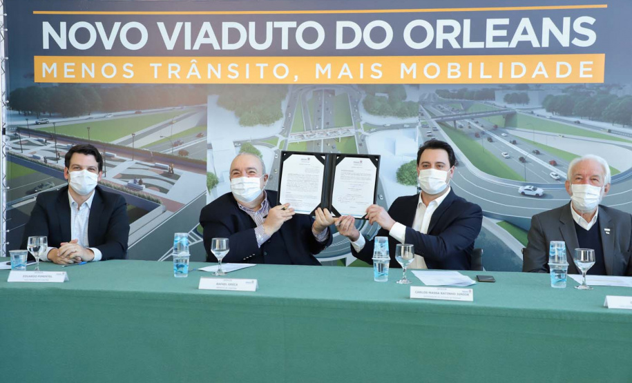 O governador Carlos Massa Ratinho Junior e o prefeito de Curitiba, Rafael Greca, assinaram nesta segunda-feira (10) um convênio para a contratação do projeto executivo para a construção de novos acessos onde hoje está localizado o Viaduto do Orleans, em Curitiba. O investimento da Secretaria de Infraestrutura e Logística é de R$ 1,2 milhão, com contrapartida de R$ 61,5 mil do município.