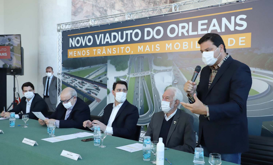 O governador Carlos Massa Ratinho Junior e o prefeito de Curitiba, Rafael Greca, assinaram nesta segunda-feira (10) um convênio para a contratação do projeto executivo para a construção de novos acessos onde hoje está localizado o Viaduto do Orleans, em Curitiba. O investimento da Secretaria de Infraestrutura e Logística é de R$ 1,2 milhão, com contrapartida de R$ 61,5 mil do município.
