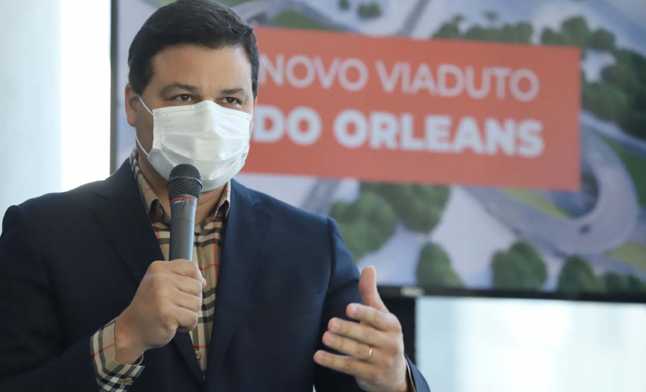 O governador Carlos Massa Ratinho Junior e o prefeito de Curitiba, Rafael Greca, assinaram nesta segunda-feira (10) um convênio para a contratação do projeto executivo para a construção de novos acessos onde hoje está localizado o Viaduto do Orleans, em Curitiba. O investimento da Secretaria de Infraestrutura e Logística é de R$ 1,2 milhão, com contrapartida de R$ 61,5 mil do município.