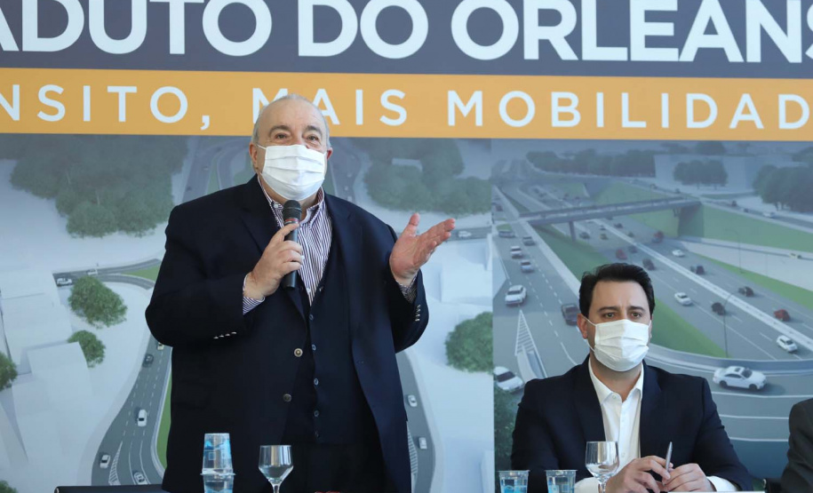 O governador Carlos Massa Ratinho Junior e o prefeito de Curitiba, Rafael Greca, assinaram nesta segunda-feira (10) um convênio para a contratação do projeto executivo para a construção de novos acessos onde hoje está localizado o Viaduto do Orleans, em Curitiba. O investimento da Secretaria de Infraestrutura e Logística é de R$ 1,2 milhão, com contrapartida de R$ 61,5 mil do município.