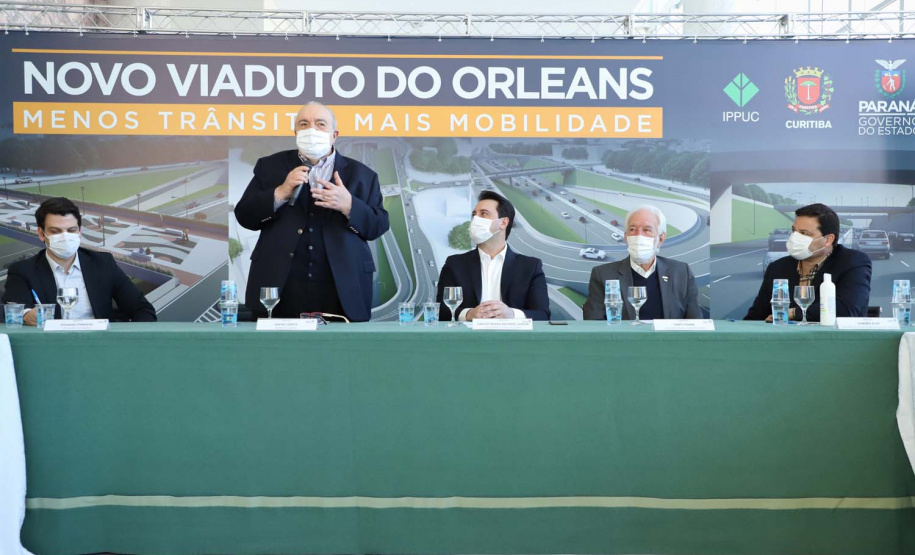 O governador Carlos Massa Ratinho Junior e o prefeito de Curitiba, Rafael Greca, assinaram nesta segunda-feira (10) um convênio para a contratação do projeto executivo para a construção de novos acessos onde hoje está localizado o Viaduto do Orleans, em Curitiba. O investimento da Secretaria de Infraestrutura e Logística é de R$ 1,2 milhão, com contrapartida de R$ 61,5 mil do município.