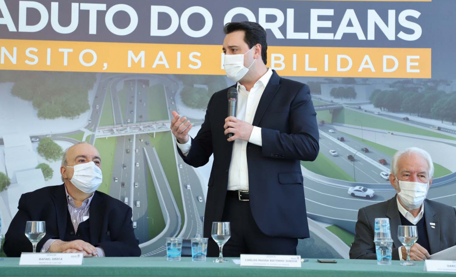 O governador Carlos Massa Ratinho Junior e o prefeito de Curitiba, Rafael Greca, assinaram nesta segunda-feira (10) um convênio para a contratação do projeto executivo para a construção de novos acessos onde hoje está localizado o Viaduto do Orleans, em Curitiba. O investimento da Secretaria de Infraestrutura e Logística é de R$ 1,2 milhão, com contrapartida de R$ 61,5 mil do município.