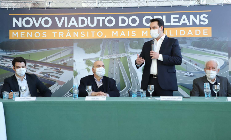 O governador Carlos Massa Ratinho Junior e o prefeito de Curitiba, Rafael Greca, assinaram nesta segunda-feira (10) um convênio para a contratação do projeto executivo para a construção de novos acessos onde hoje está localizado o Viaduto do Orleans, em Curitiba. O investimento da Secretaria de Infraestrutura e Logística é de R$ 1,2 milhão, com contrapartida de R$ 61,5 mil do município.