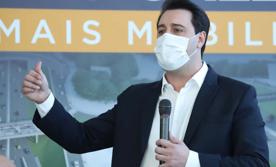 O governador Carlos Massa Ratinho Junior e o prefeito de Curitiba, Rafael Greca, assinaram nesta segunda-feira (10) um convênio para a contratação do projeto executivo para a construção de novos acessos onde hoje está localizado o Viaduto do Orleans, em Curitiba. O investimento da Secretaria de Infraestrutura e Logística é de R$ 1,2 milhão, com contrapartida de R$ 61,5 mil do município.