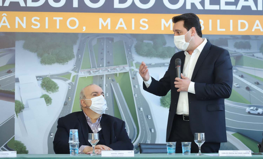 O governador Carlos Massa Ratinho Junior e o prefeito de Curitiba, Rafael Greca, assinaram nesta segunda-feira (10) um convênio para a contratação do projeto executivo para a construção de novos acessos onde hoje está localizado o Viaduto do Orleans, em Curitiba. O investimento da Secretaria de Infraestrutura e Logística é de R$ 1,2 milhão, com contrapartida de R$ 61,5 mil do município.