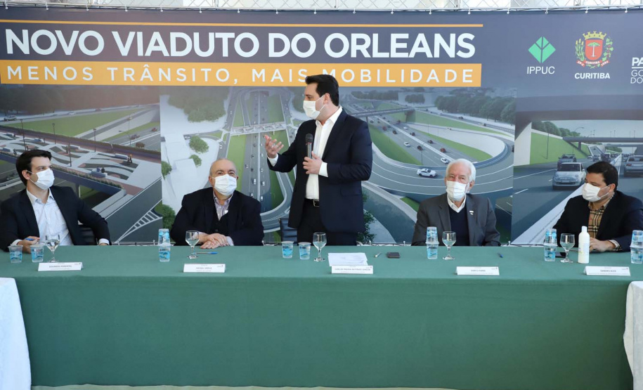 O governador Carlos Massa Ratinho Junior e o prefeito de Curitiba, Rafael Greca, assinaram nesta segunda-feira (10) um convênio para a contratação do projeto executivo para a construção de novos acessos onde hoje está localizado o Viaduto do Orleans, em Curitiba. O investimento da Secretaria de Infraestrutura e Logística é de R$ 1,2 milhão, com contrapartida de R$ 61,5 mil do município.