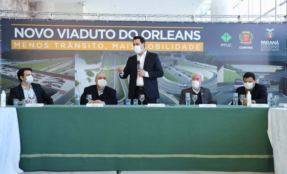 O governador Carlos Massa Ratinho Junior e o prefeito de Curitiba, Rafael Greca, assinaram nesta segunda-feira (10) um convênio para a contratação do projeto executivo para a construção de novos acessos onde hoje está localizado o Viaduto do Orleans, em Curitiba. O investimento da Secretaria de Infraestrutura e Logística é de R$ 1,2 milhão, com contrapartida de R$ 61,5 mil do município.