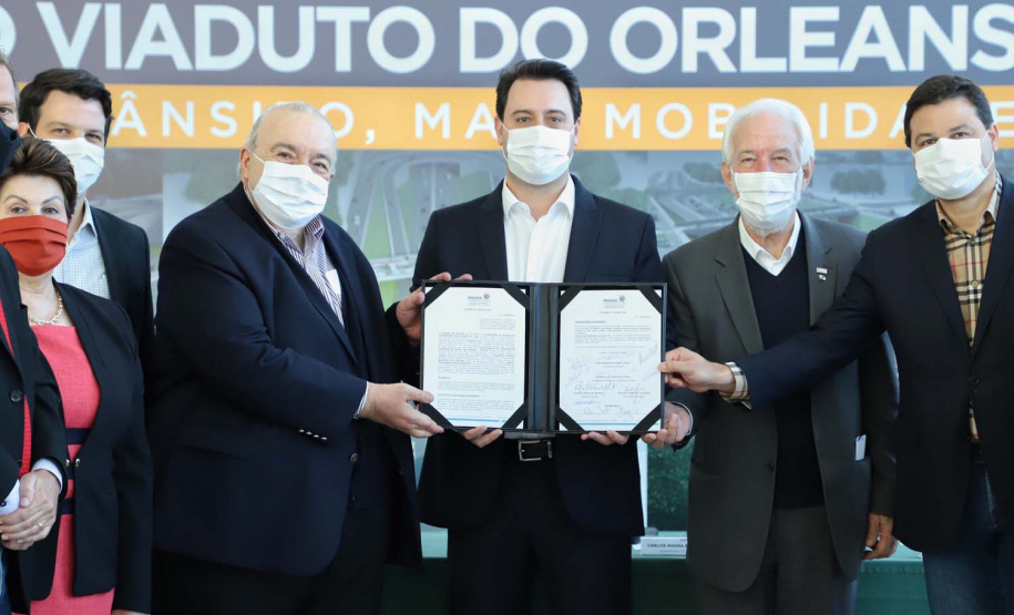 O governador Carlos Massa Ratinho Junior e o prefeito de Curitiba, Rafael Greca, assinaram nesta segunda-feira (10) um convênio para a contratação do projeto executivo para a construção de novos acessos onde hoje está localizado o Viaduto do Orleans, em Curitiba. O investimento da Secretaria de Infraestrutura e Logística é de R$ 1,2 milhão, com contrapartida de R$ 61,5 mil do município.
