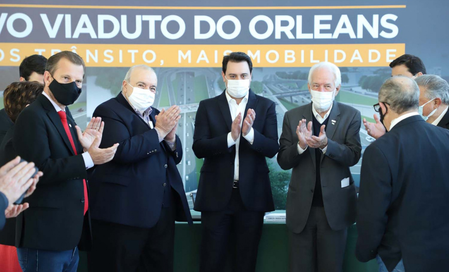 O governador Carlos Massa Ratinho Junior e o prefeito de Curitiba, Rafael Greca, assinaram nesta segunda-feira (10) um convênio para a contratação do projeto executivo para a construção de novos acessos onde hoje está localizado o Viaduto do Orleans, em Curitiba. O investimento da Secretaria de Infraestrutura e Logística é de R$ 1,2 milhão, com contrapartida de R$ 61,5 mil do município.