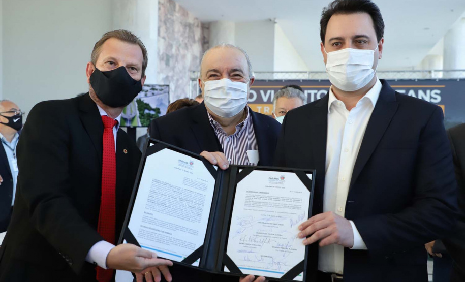 O governador Carlos Massa Ratinho Junior e o prefeito de Curitiba, Rafael Greca, assinaram nesta segunda-feira (10) um convênio para a contratação do projeto executivo para a construção de novos acessos onde hoje está localizado o Viaduto do Orleans, em Curitiba. O investimento da Secretaria de Infraestrutura e Logística é de R$ 1,2 milhão, com contrapartida de R$ 61,5 mil do município.