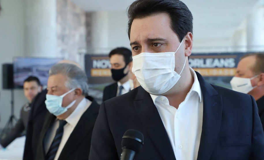 O governador Carlos Massa Ratinho Junior e o prefeito de Curitiba, Rafael Greca, assinaram nesta segunda-feira (10) um convênio para a contratação do projeto executivo para a construção de novos acessos onde hoje está localizado o Viaduto do Orleans, em Curitiba. O investimento da Secretaria de Infraestrutura e Logística é de R$ 1,2 milhão, com contrapartida de R$ 61,5 mil do município.