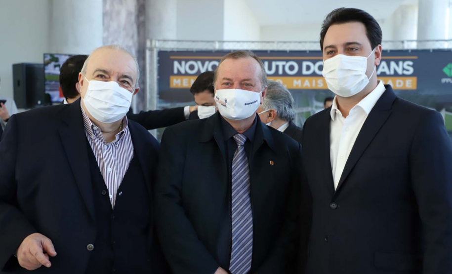 O governador Carlos Massa Ratinho Junior e o prefeito de Curitiba, Rafael Greca, assinaram nesta segunda-feira (10) um convênio para a contratação do projeto executivo para a construção de novos acessos onde hoje está localizado o Viaduto do Orleans, em Curitiba. O investimento da Secretaria de Infraestrutura e Logística é de R$ 1,2 milhão, com contrapartida de R$ 61,5 mil do município.