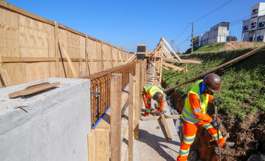 A poucos quilômetros do Viaduto do Orleans também estão em obras duas trincheiras, no Jardim Guarany e na área do bairro Cercadinho. Os investimentos são da CCR Rodonorte, concessionária que administra o trecho, e estão inclusos no acordo de leniência firmado pela empresa com a Justiça Federal. O investimento é de cerca de R$ 40 milhões e as obras devem ficar prontas em 14 meses.