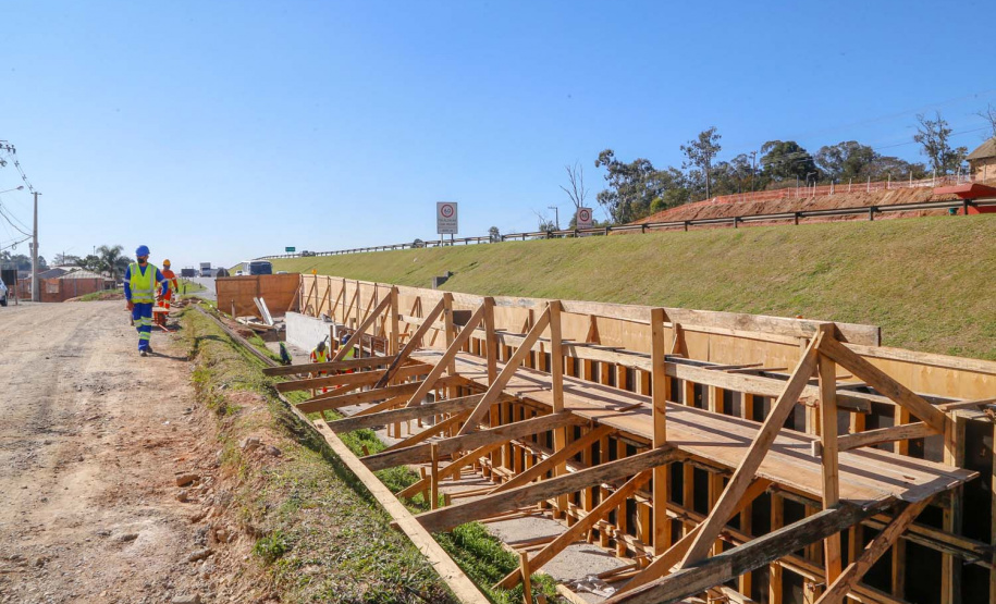 A poucos quilômetros do Viaduto do Orleans também estão em obras duas trincheiras, no Jardim Guarany e na área do bairro Cercadinho. Os investimentos são da CCR Rodonorte, concessionária que administra o trecho, e estão inclusos no acordo de leniência firmado pela empresa com a Justiça Federal. O investimento é de cerca de R$ 40 milhões e as obras devem ficar prontas em 14 meses.