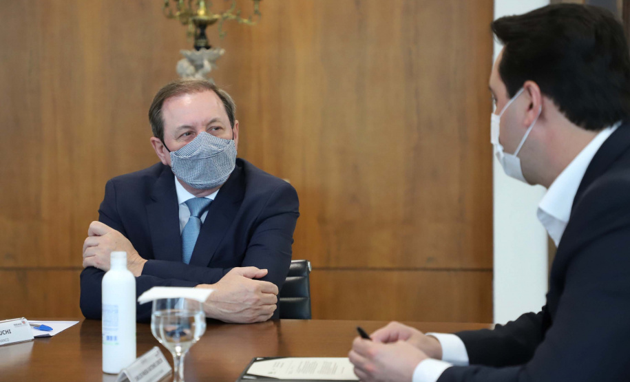 O governador Carlos Massa Ratinho Junior autorizou nesta segunda-feira (10) a licitação da construção da nova sede da prefeitura de Pato Branco, no Sudoeste do Estado. O Governo do Estado aportará R$ 20 milhões, a fundo perdido, por meio da Secretaria de Desenvolvimento Urbano e de Obras Públicas. Haverá contrapartida de cerca de R$ 8 milhões do município. O valor máximo estipulado no pregão será de R$ 28.539.238,68.