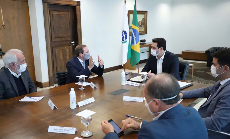 O governador Carlos Massa Ratinho Junior autorizou nesta segunda-feira (10) a licitação da construção da nova sede da prefeitura de Pato Branco, no Sudoeste do Estado. O Governo do Estado aportará R$ 20 milhões, a fundo perdido, por meio da Secretaria de Desenvolvimento Urbano e de Obras Públicas. Haverá contrapartida de cerca de R$ 8 milhões do município. O valor máximo estipulado no pregão será de R$ 28.539.238,68.