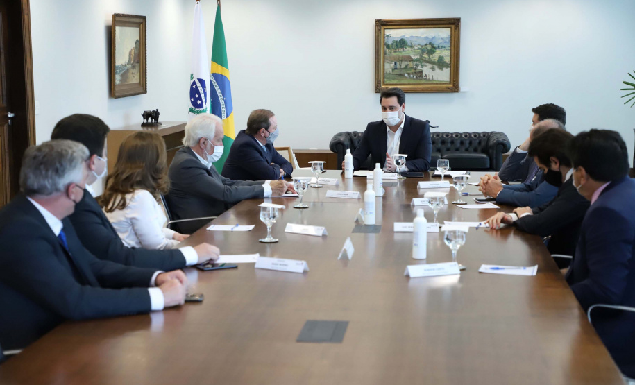 O governador Carlos Massa Ratinho Junior autorizou nesta segunda-feira (10) a licitação da construção da nova sede da prefeitura de Pato Branco, no Sudoeste do Estado. O Governo do Estado aportará R$ 20 milhões, a fundo perdido, por meio da Secretaria de Desenvolvimento Urbano e de Obras Públicas. Haverá contrapartida de cerca de R$ 8 milhões do município. O valor máximo estipulado no pregão será de R$ 28.539.238,68.