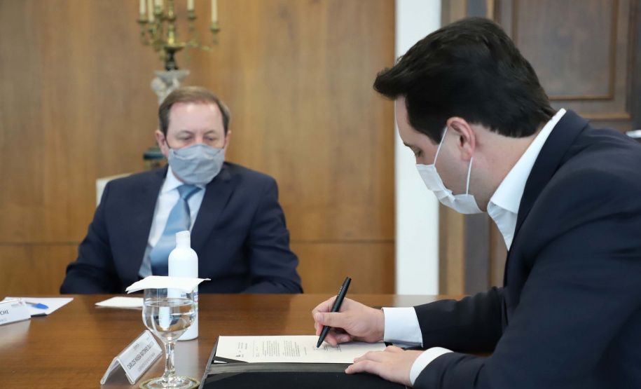 O governador Carlos Massa Ratinho Junior autorizou nesta segunda-feira (10) a licitação da construção da nova sede da prefeitura de Pato Branco, no Sudoeste do Estado. O Governo do Estado aportará R$ 20 milhões, a fundo perdido, por meio da Secretaria de Desenvolvimento Urbano e de Obras Públicas. Haverá contrapartida de cerca de R$ 8 milhões do município. O valor máximo estipulado no pregão será de R$ 28.539.238,68.