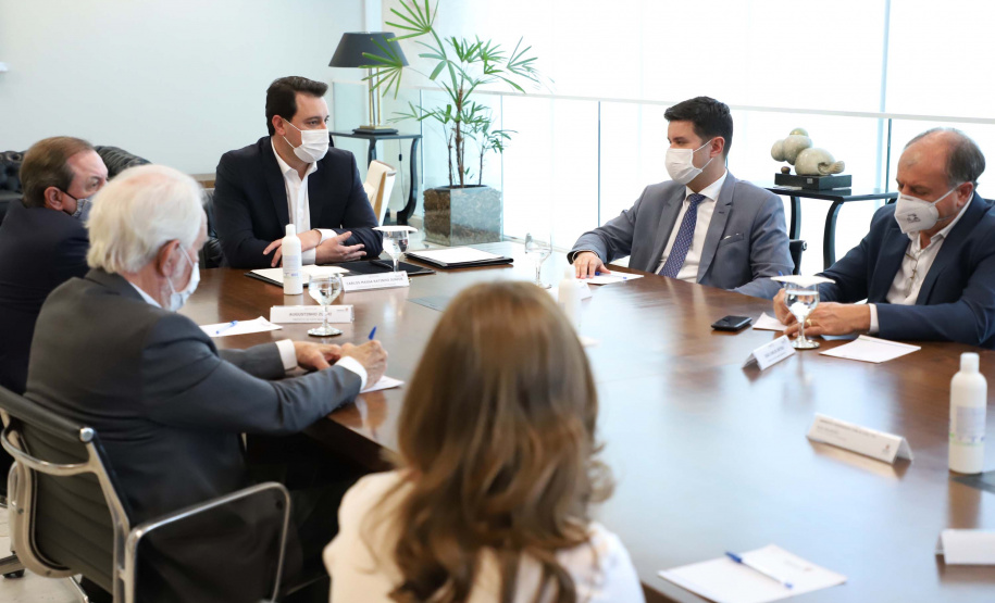 O governador Carlos Massa Ratinho Junior autorizou nesta segunda-feira (10) a licitação da construção da nova sede da prefeitura de Pato Branco, no Sudoeste do Estado. O Governo do Estado aportará R$ 20 milhões, a fundo perdido, por meio da Secretaria de Desenvolvimento Urbano e de Obras Públicas. Haverá contrapartida de cerca de R$ 8 milhões do município. O valor máximo estipulado no pregão será de R$ 28.539.238,68.