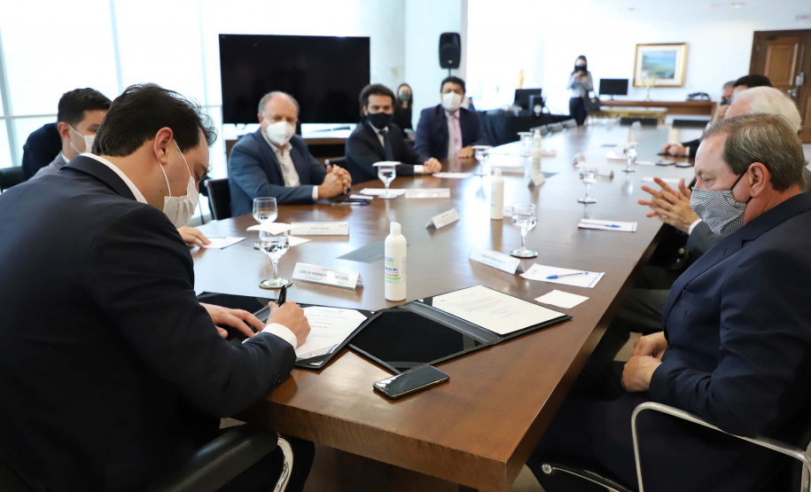 O governador Carlos Massa Ratinho Junior autorizou nesta segunda-feira (10) a licitação da construção da nova sede da prefeitura de Pato Branco, no Sudoeste do Estado. O Governo do Estado aportará R$ 20 milhões, a fundo perdido, por meio da Secretaria de Desenvolvimento Urbano e de Obras Públicas. Haverá contrapartida de cerca de R$ 8 milhões do município. O valor máximo estipulado no pregão será de R$ 28.539.238,68.