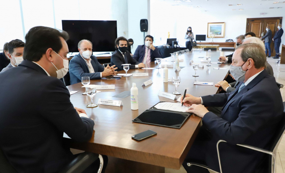 O governador Carlos Massa Ratinho Junior autorizou nesta segunda-feira (10) a licitação da construção da nova sede da prefeitura de Pato Branco, no Sudoeste do Estado. O Governo do Estado aportará R$ 20 milhões, a fundo perdido, por meio da Secretaria de Desenvolvimento Urbano e de Obras Públicas. Haverá contrapartida de cerca de R$ 8 milhões do município. O valor máximo estipulado no pregão será de R$ 28.539.238,68.