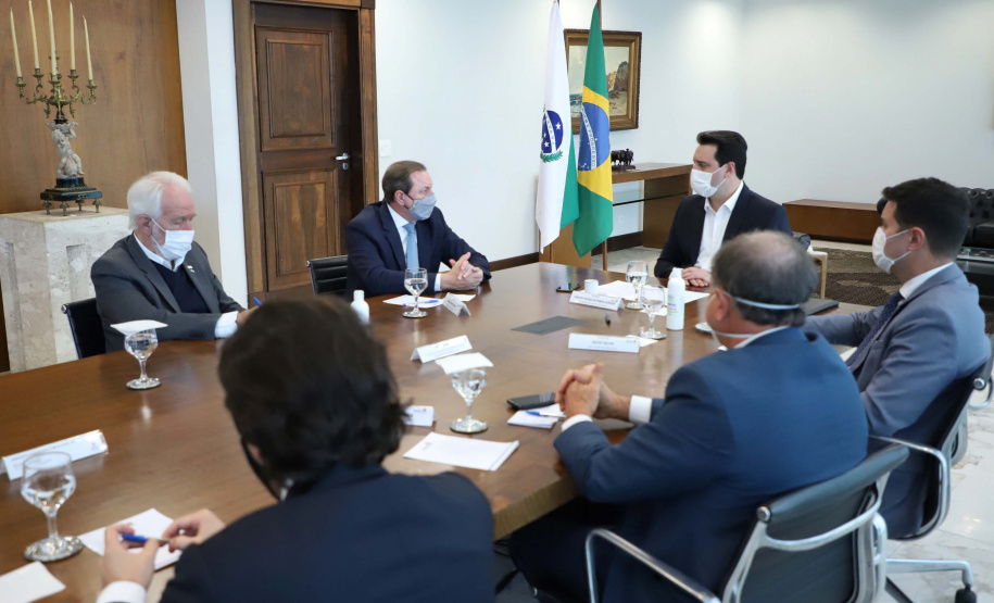O governador Carlos Massa Ratinho Junior autorizou nesta segunda-feira (10) a licitação da construção da nova sede da prefeitura de Pato Branco, no Sudoeste do Estado. O Governo do Estado aportará R$ 20 milhões, a fundo perdido, por meio da Secretaria de Desenvolvimento Urbano e de Obras Públicas. Haverá contrapartida de cerca de R$ 8 milhões do município. O valor máximo estipulado no pregão será de R$ 28.539.238,68.