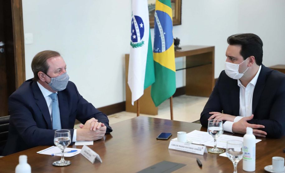 O governador Carlos Massa Ratinho Junior autorizou nesta segunda-feira (10) a licitação da construção da nova sede da prefeitura de Pato Branco, no Sudoeste do Estado. O Governo do Estado aportará R$ 20 milhões, a fundo perdido, por meio da Secretaria de Desenvolvimento Urbano e de Obras Públicas. Haverá contrapartida de cerca de R$ 8 milhões do município. O valor máximo estipulado no pregão será de R$ 28.539.238,68.